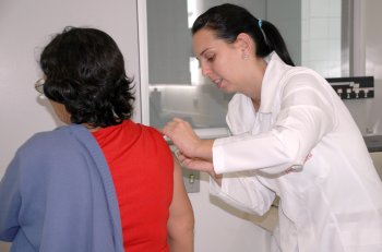 Funcionários são imunizados contra gripe